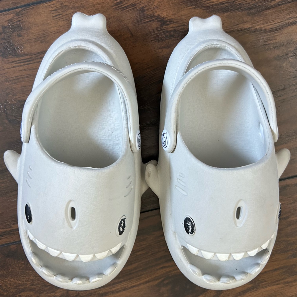 kids gray shark sandals with back strap - unknown size